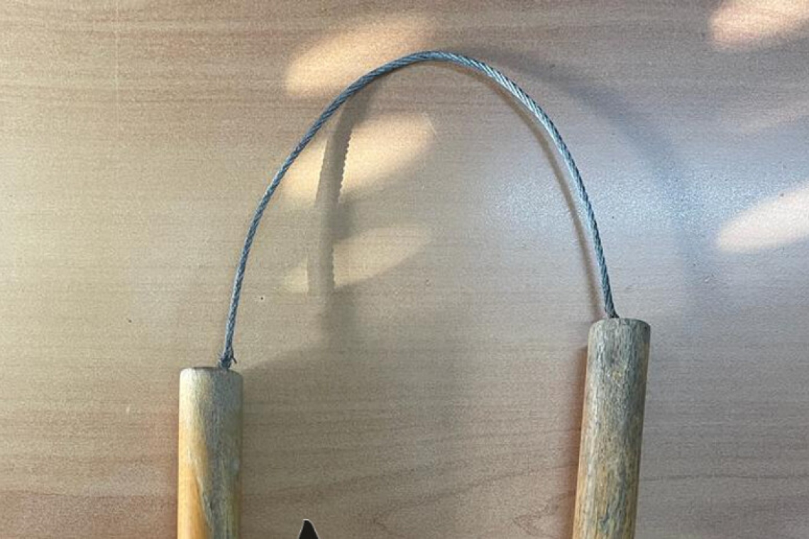Ha tentato di strangolare la compagna con un’arma cinese, arrestato 