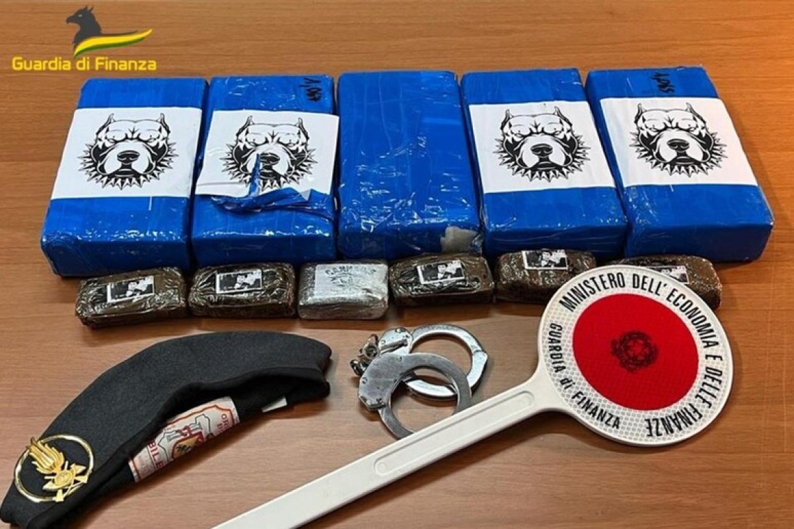 Bloccato in auto sull’autostrada con cinque chili di cocaina, arrestato 