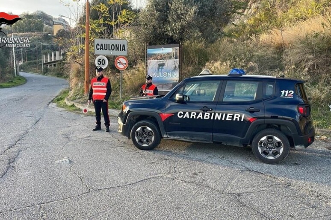 Tenta di entrare con la forza in casa della ex e la minaccia, arrestato