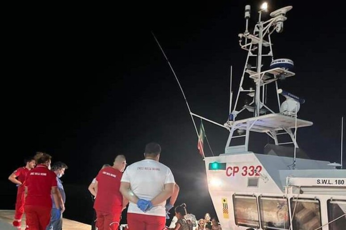 Nuovo sbarco a Crotone, migranti soccorsi da un mercantile liberiano