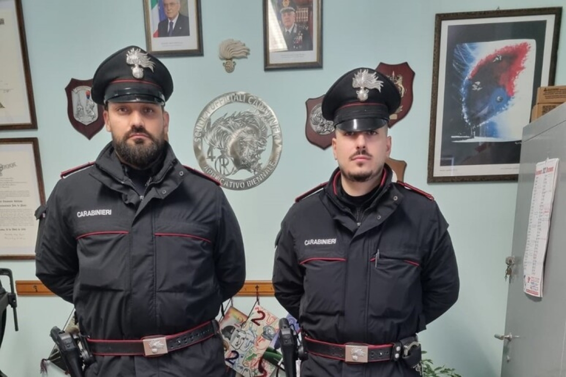Bloccati in auto con una pistola clandestina, due arresti nel Crotonese