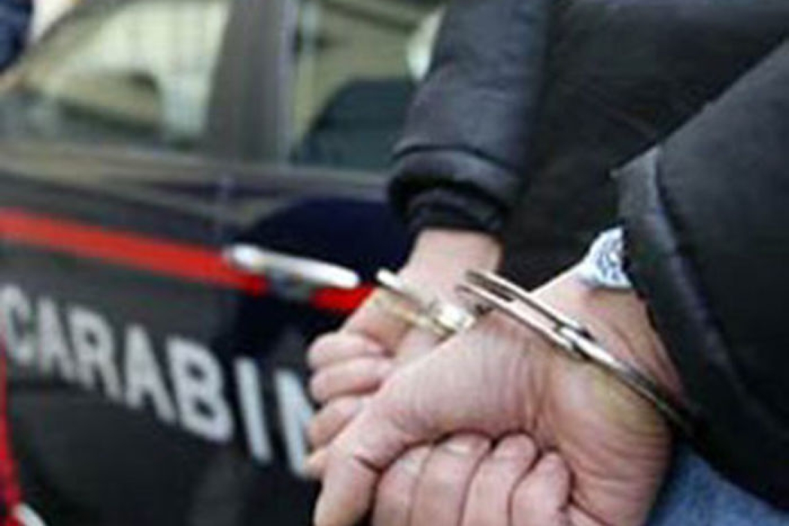 Picchia la moglie e tenta anche di strangolarla, arrestato