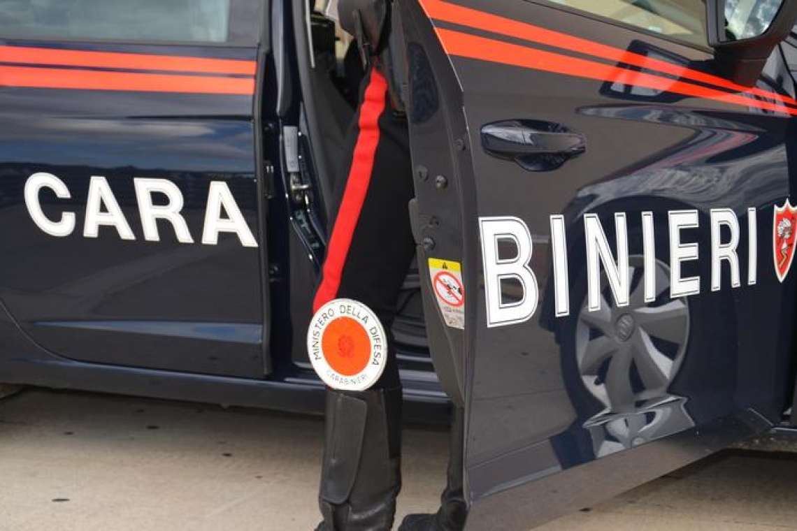 Continue aggressioni alla moglie davanti al figlio minore, arrestato