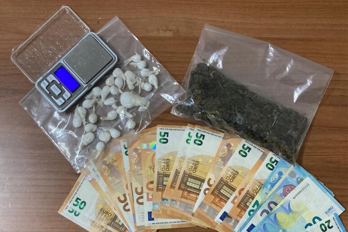 Nascondeva all’interno dell’auto, cocaina e marijuana, arrestato