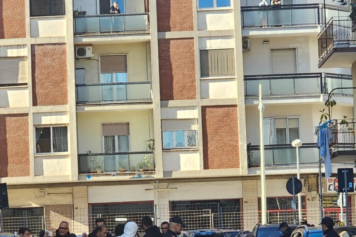 Colpi d'arma da fuoco per strada, ucciso un uomo 