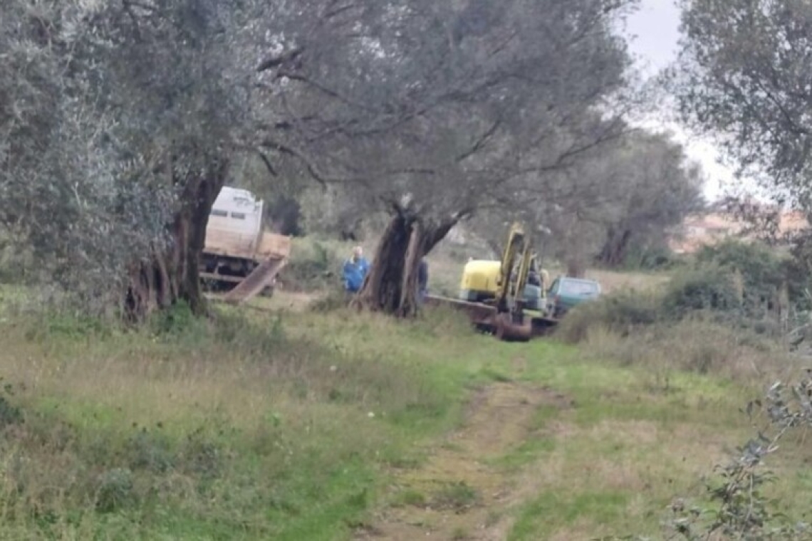 Si ribalta il trattore, trentenne morto nel reggino
