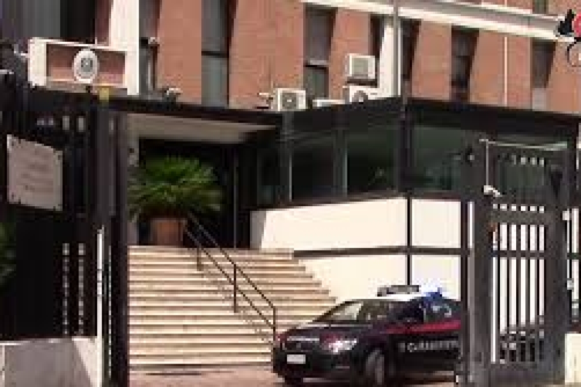 Una violenta lite degenera e ferisce con un colpo di pistola il figlio