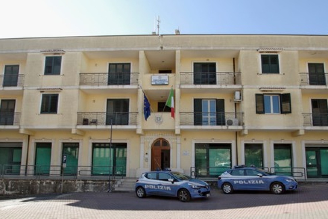 Invia le foto intime dell'ex al marito di lei, arrestato