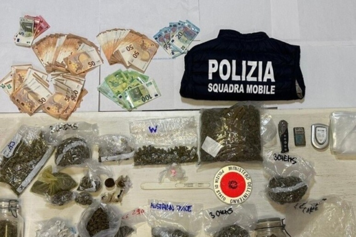 Allestito in casa un market della droga, arrestato