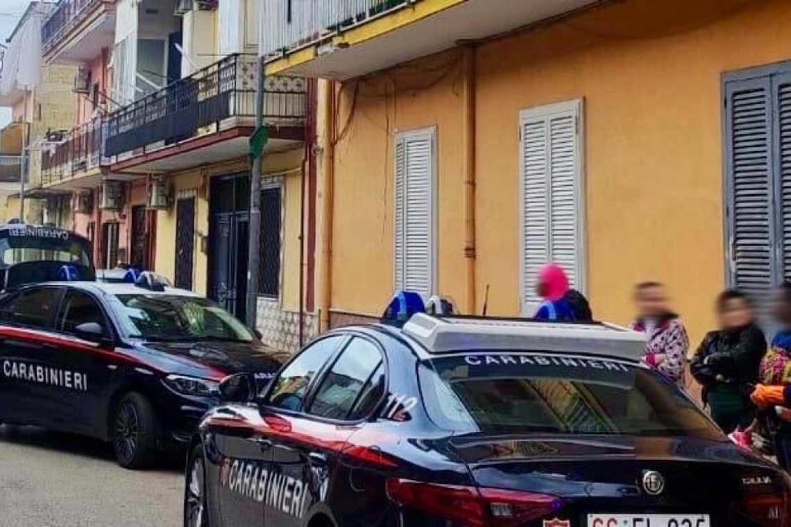 Una bambina di 5 anni precipita dal secondo piano di un palazzo, 'non è grave'