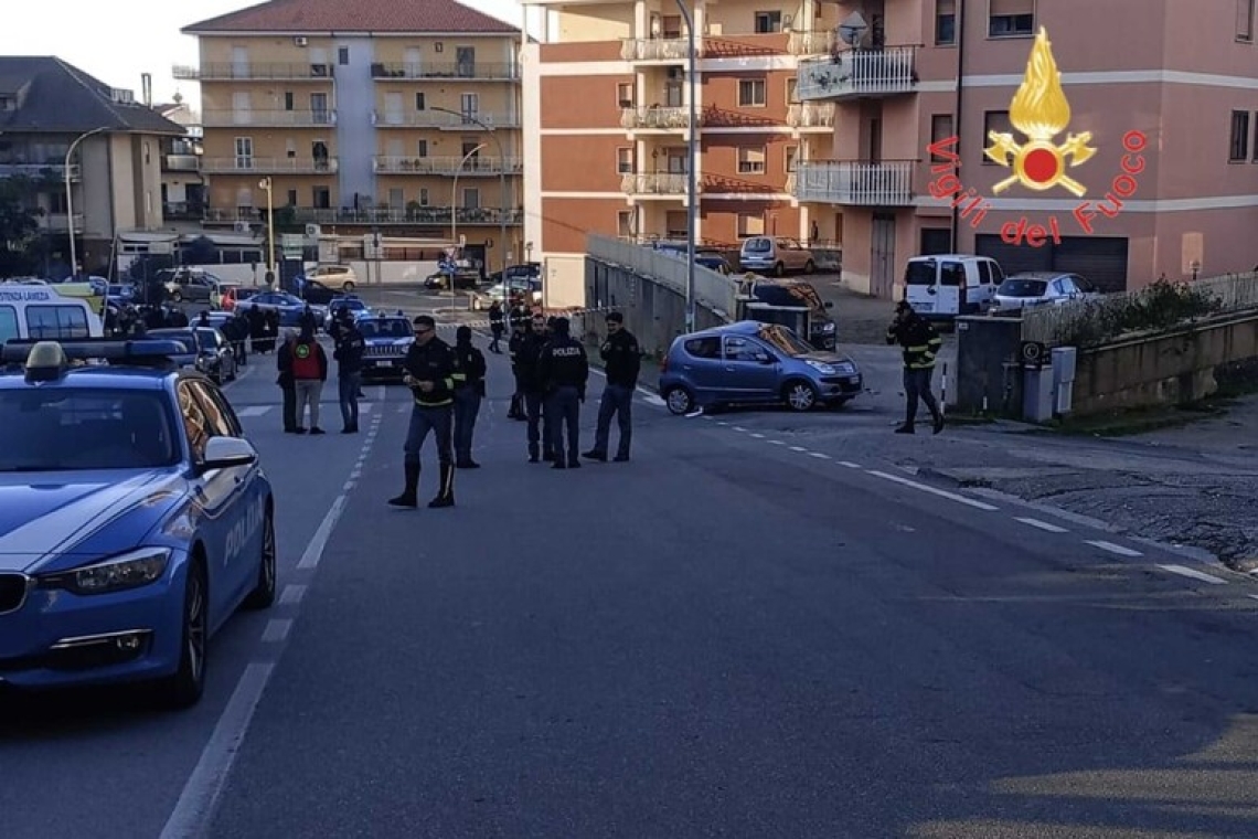 Finisce con l’auto contro un muretto, morta una 26enne