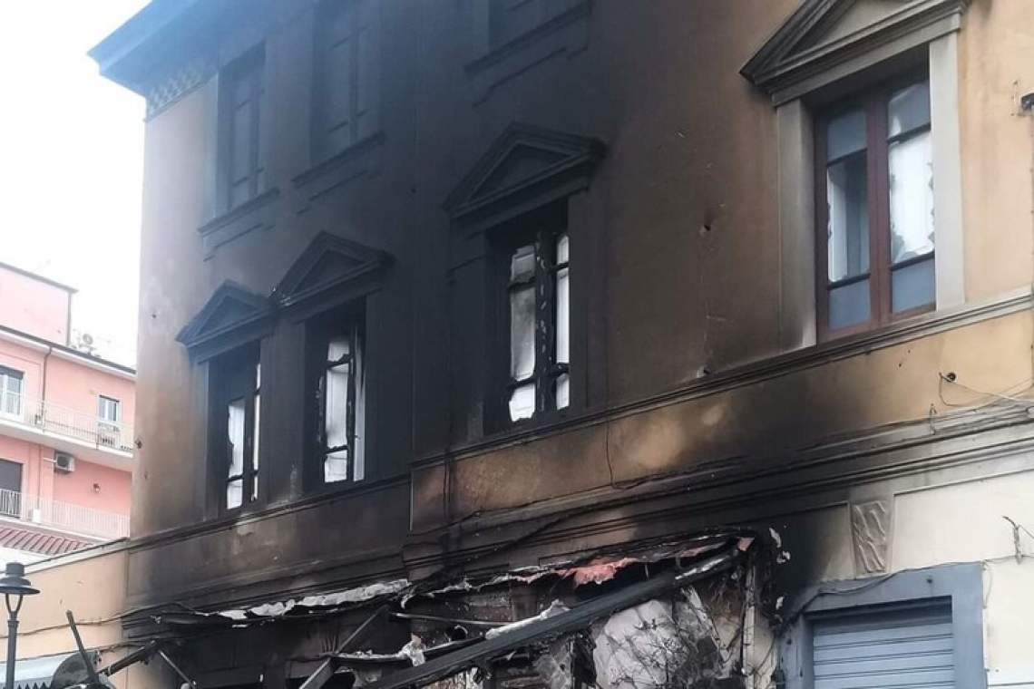 Un incendio in pieno centro a Tropea distrugge un  ristorante, indagini sulle cause