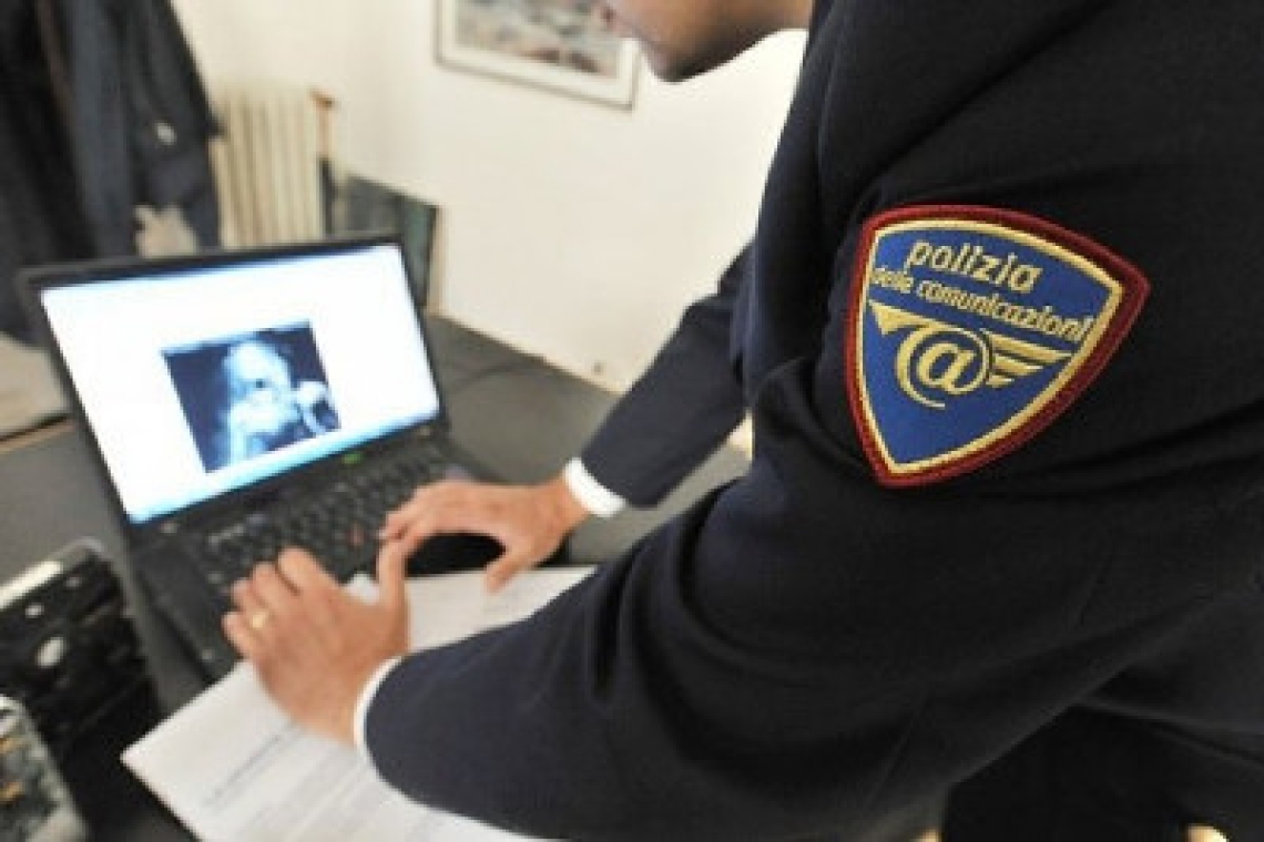 Gli estorcevano denaro per delle foto intime, due arresti a Bari
