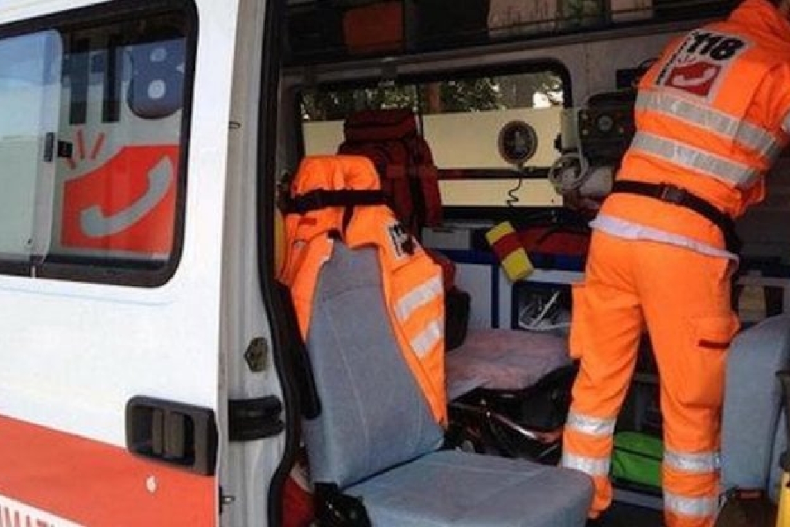 Trovato il cadavere di un uomo nel cortile di una clinica, forse un clochard