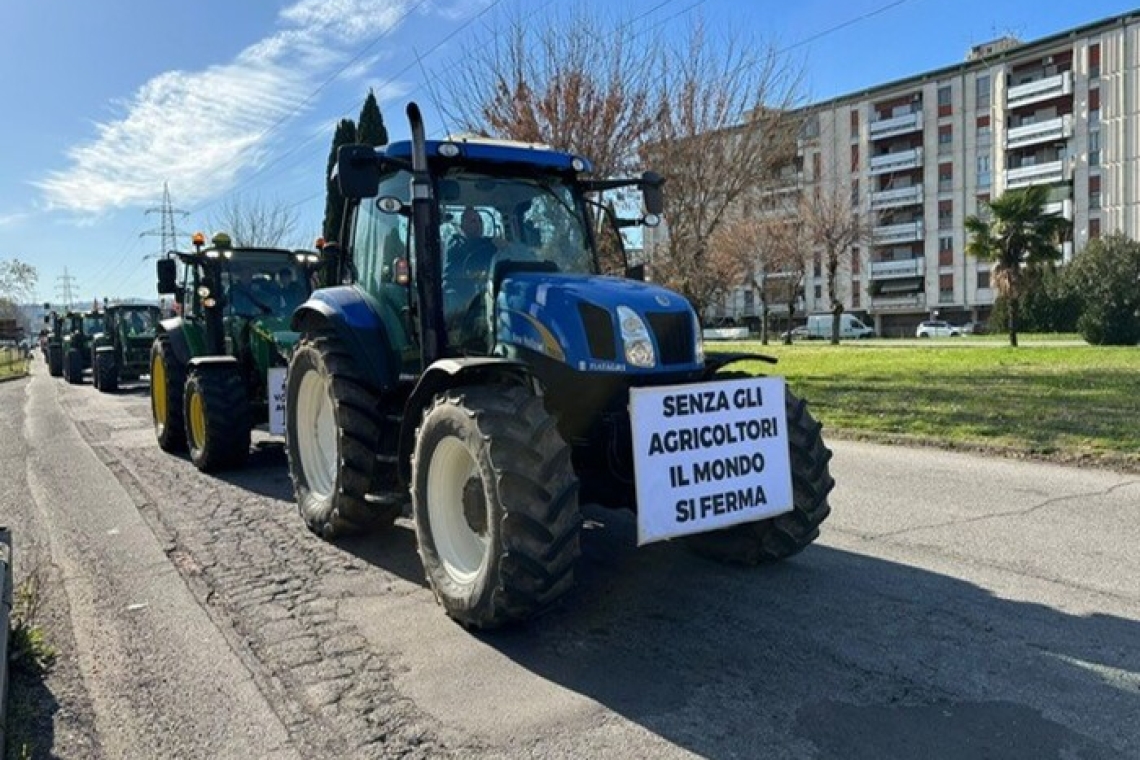 Protesta degli agricoltori, centinaia di trattori in strada
