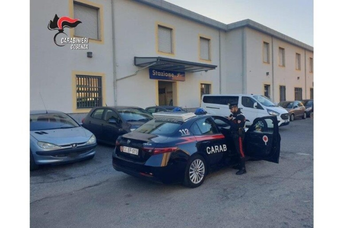 Aggredirono un 25enne su un treno per estorcergli denaro, arrestati
