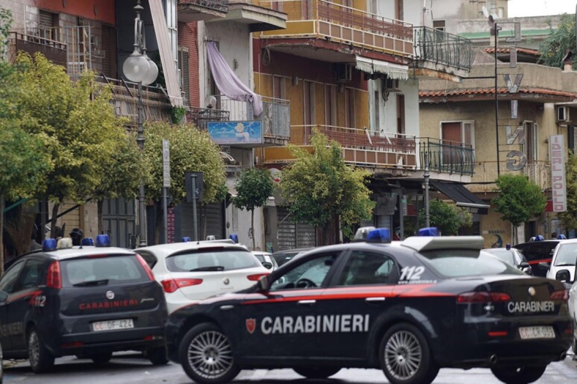 Picchia la moglie  e poi dal balcone la minaccia anche di morte 