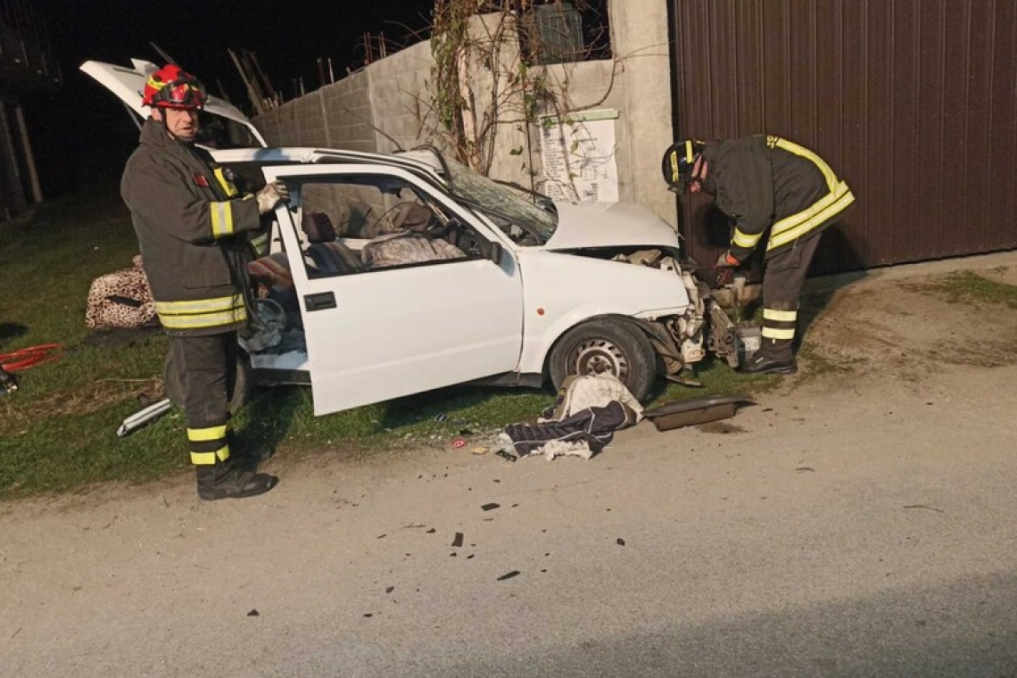 Si schiantano con l’auto contro un pilastro dopo il compleanno, morti due 23enni