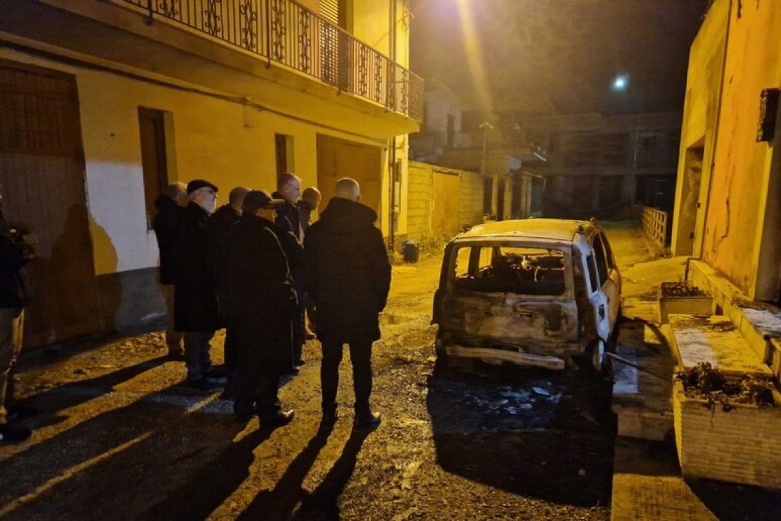 Dopo l’aggressione anche l’incendio della sua auto ad un parroco in Calabria