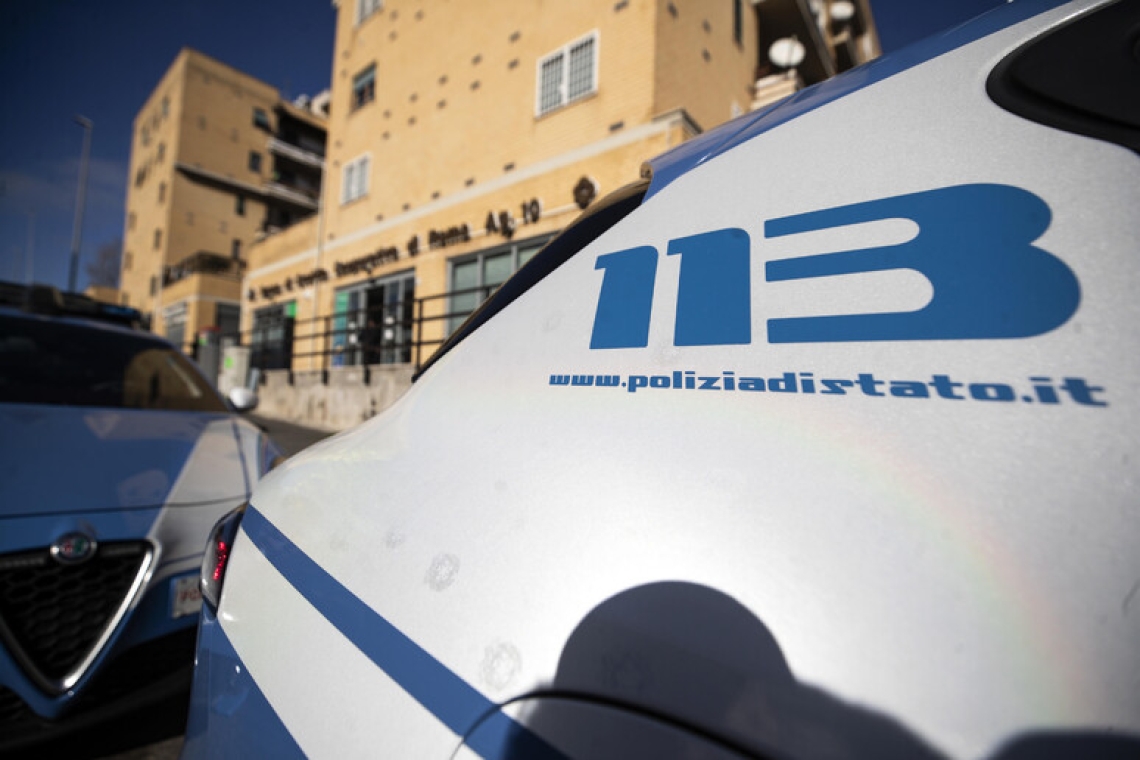 In auto con i figli piccoli, marito e moglie rapinano un camionista