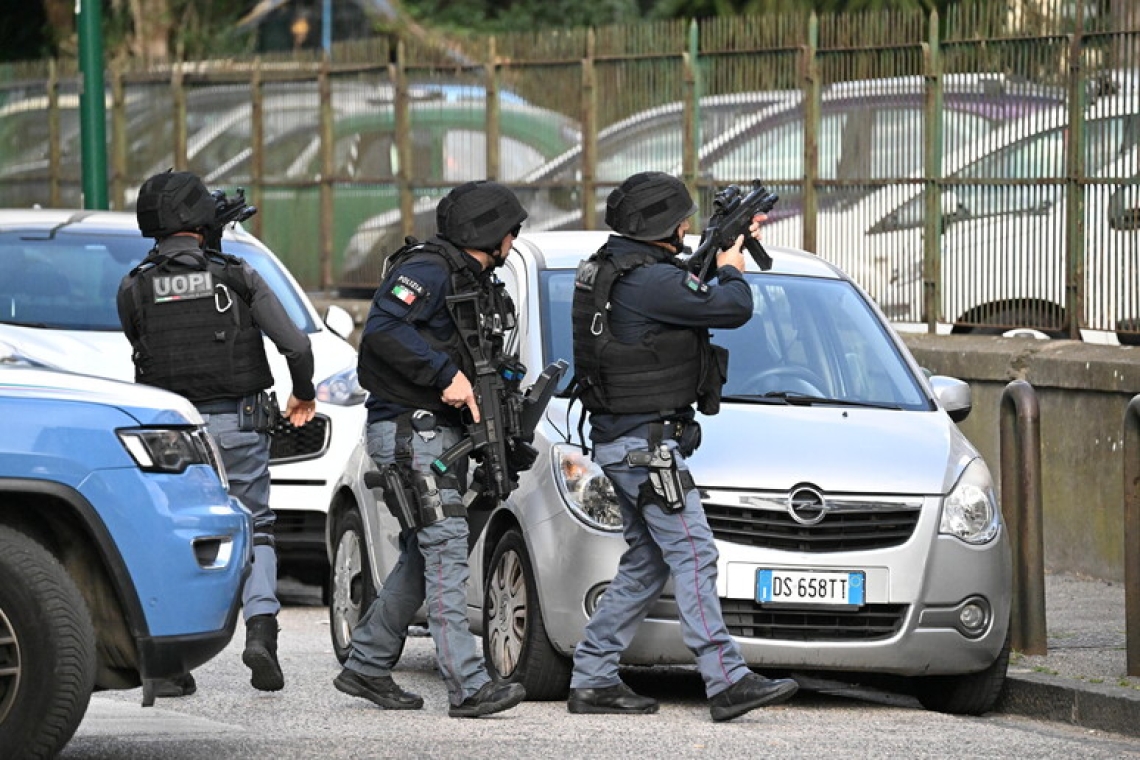 Si è barricato in casa, ha ammazzato la moglie e si è ucciso