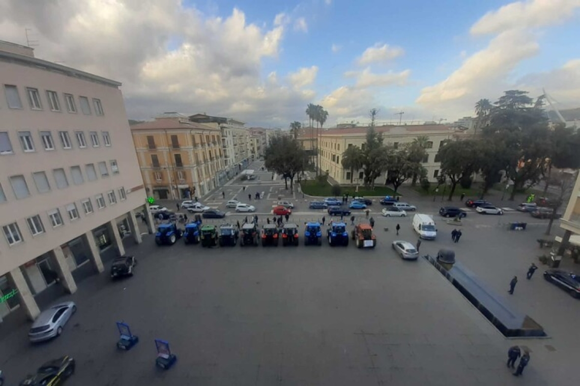 Protesta degli agricoltori: trattori parcheggiati davanti al Comune di Cosenza