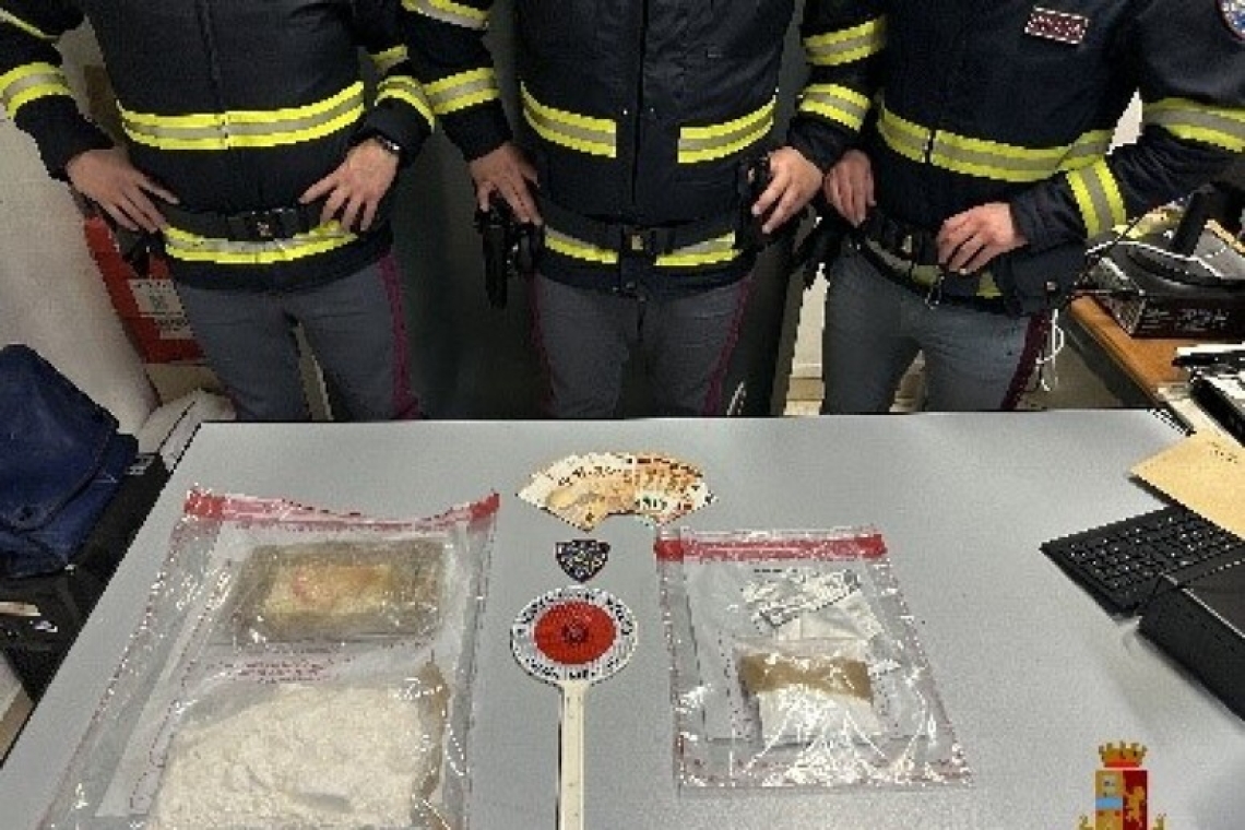 Sulla A2 con quasi due chili di cocaina in auto, arrestato