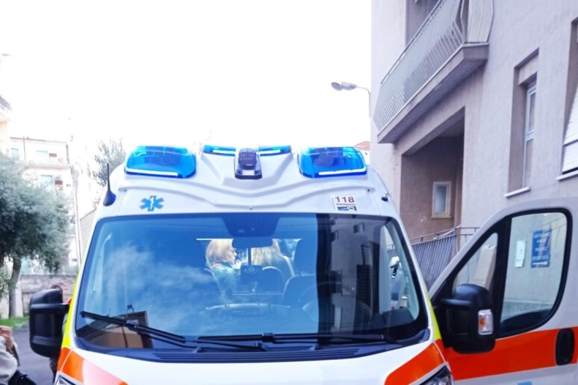 Durante i lavori di ristrutturazione cade da circa tre metri e muore