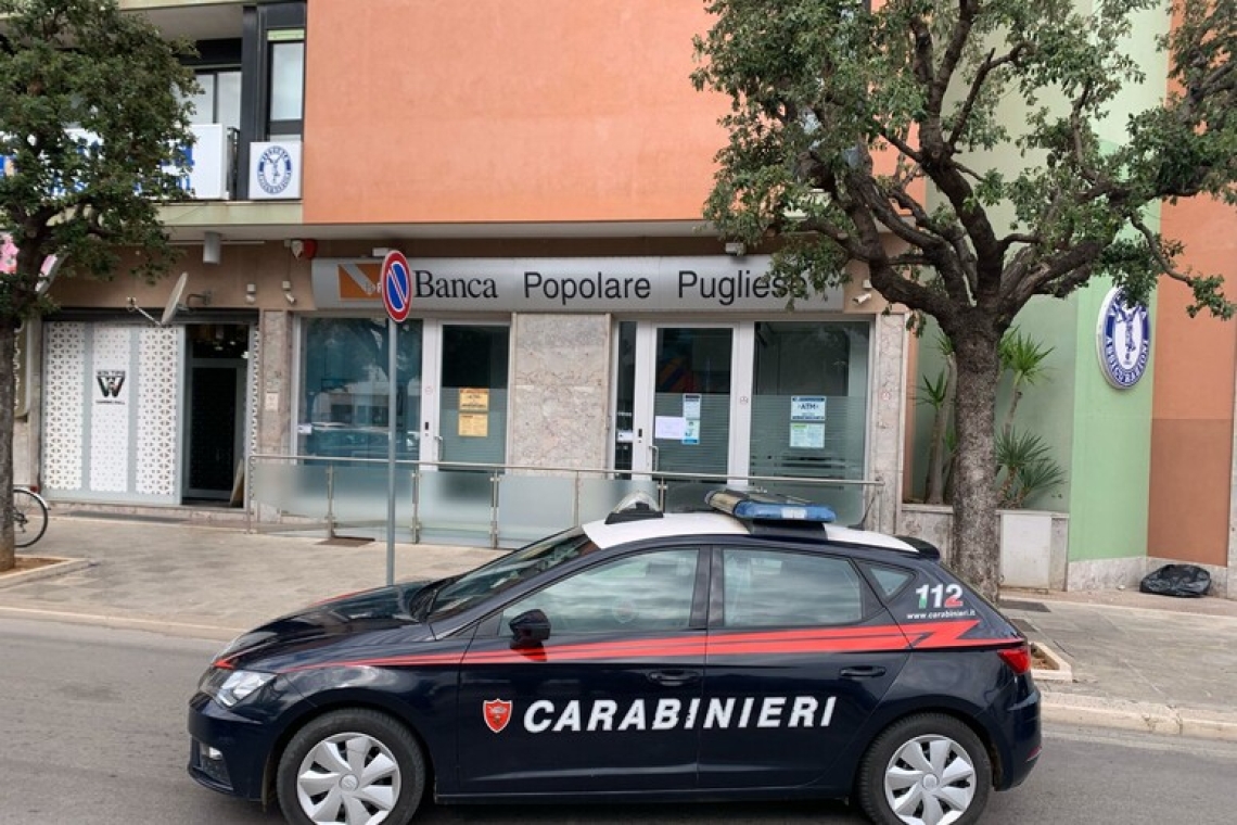 Rapina in banca, la cassiera minacciata con un coltello