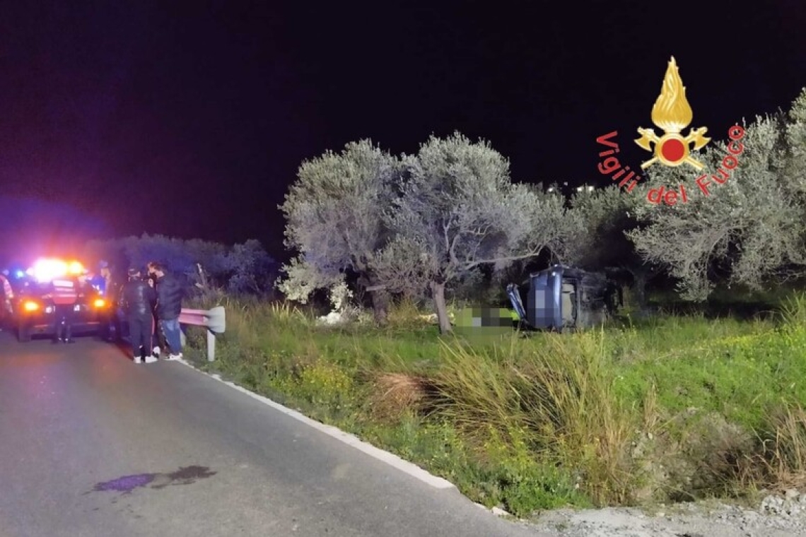 Finisce fuori strada con l’auto che si ribalta, morto un 31enne