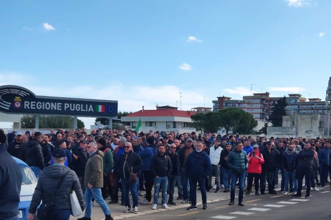Protesta degli agricoltori, sit-in davanti al Consiglio