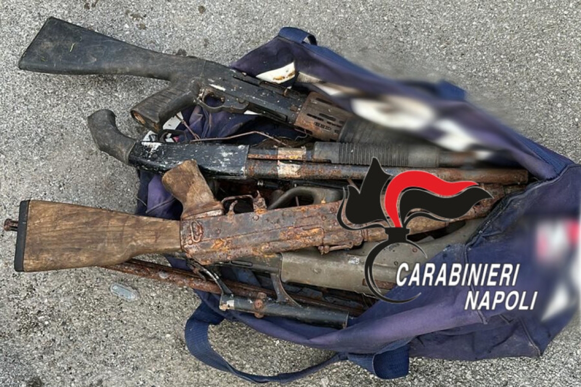 Scovato dai Carabinieri un arsenale da guerra sui tetti in provincia di Napoli
