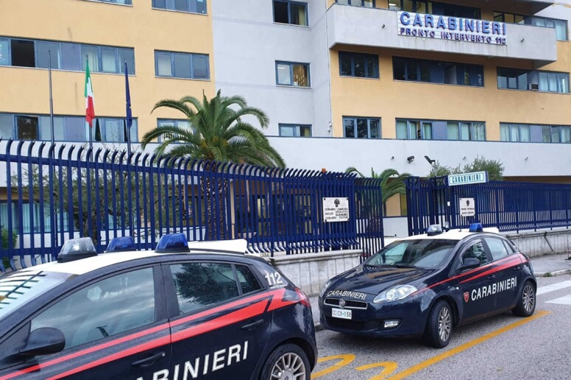 Cerca di scappare con la figlia di quattro anni, rintracciata in Toscana