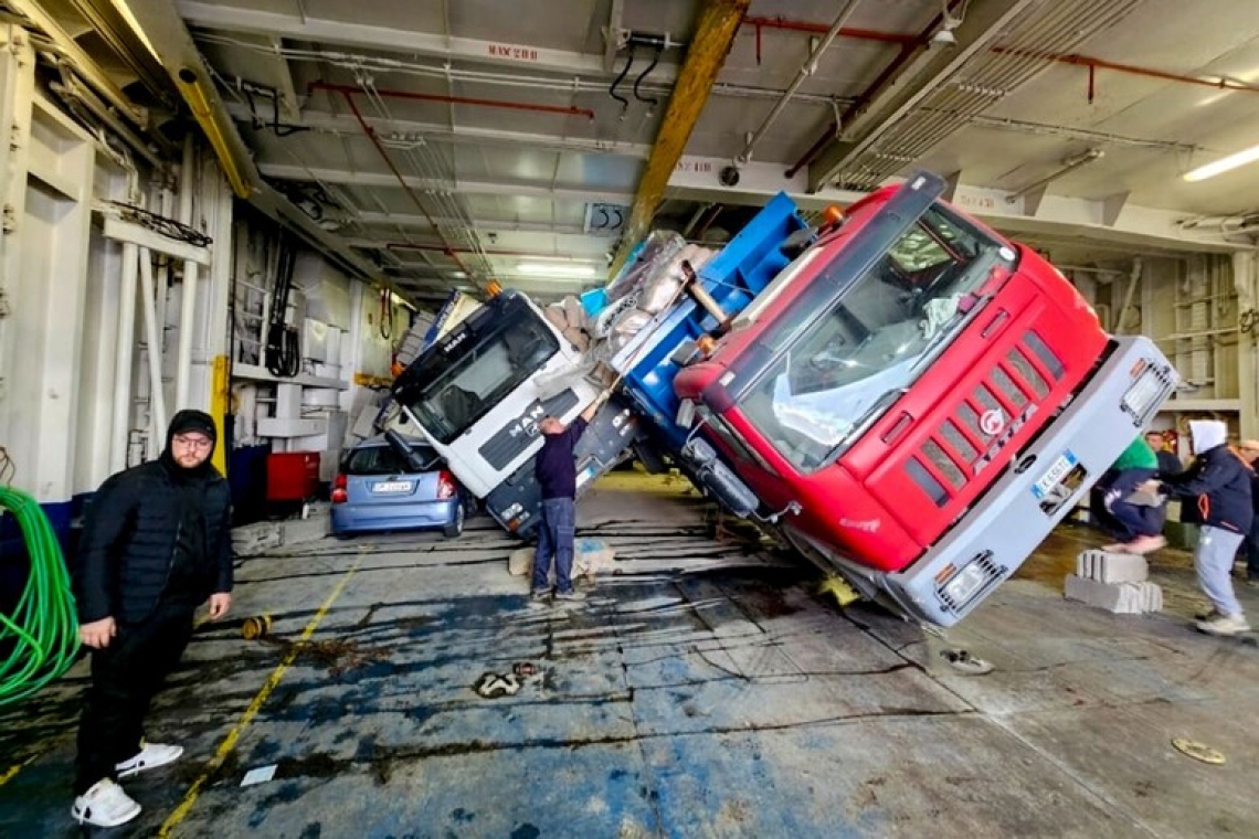 Un' onda anomala ad Ischia fa rovesciare un camion all'interno di una nave