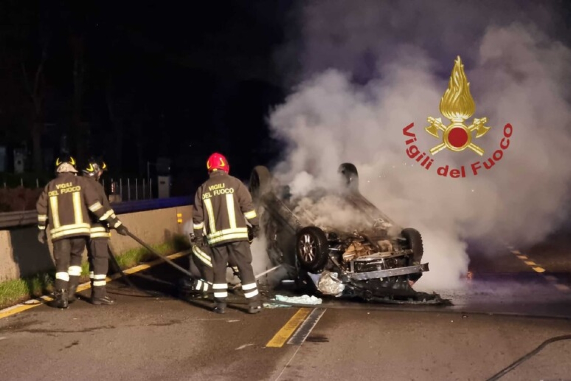 Nonostante le ferite, si salva dall'auto in fiamme