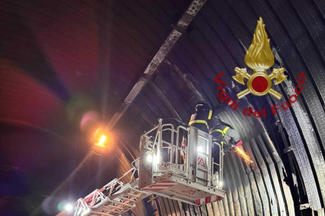 Cadono calcinacci su un'auto in transito, chiusa la galleria sul raccordo Av-Sa