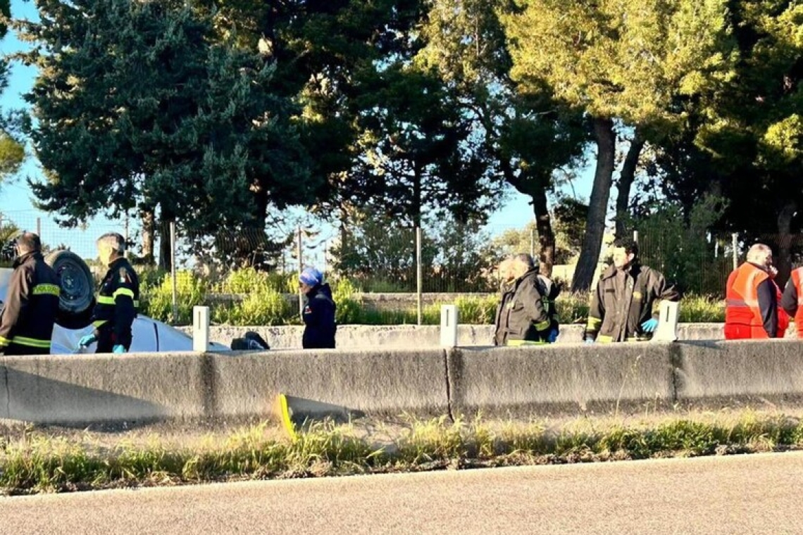 Perde il controllo dell'auto che si ribalta, un morto 