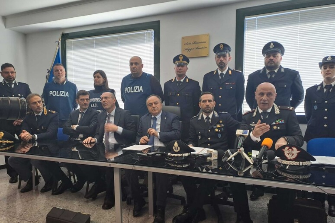 Un tariffario per consegnare con i droni, droga e cellulari in carcere