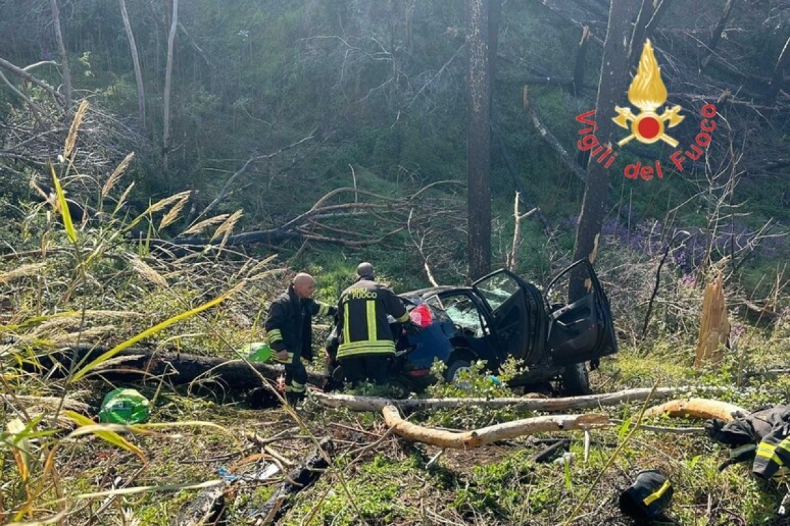 Finisce con l'auto in un burrone di 100 metri, ferito ma salvo