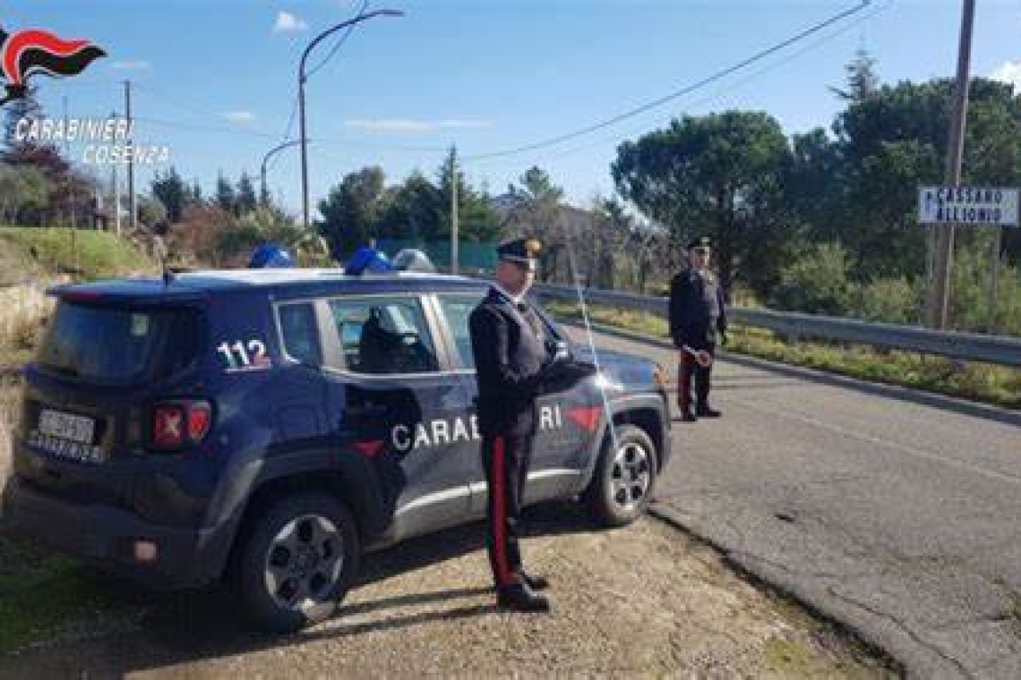 Bandito armato rapina una salumeria a Cassano: indagini in corso