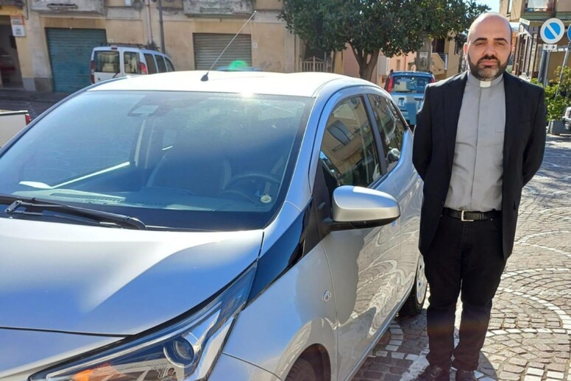 Ignoti incendiano l'auto del Parroco: fedeli ricomprano un'auto nuova