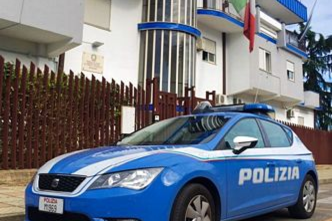 Aggredisce e minaccia la madre con il collo della bottiglia, arrestato