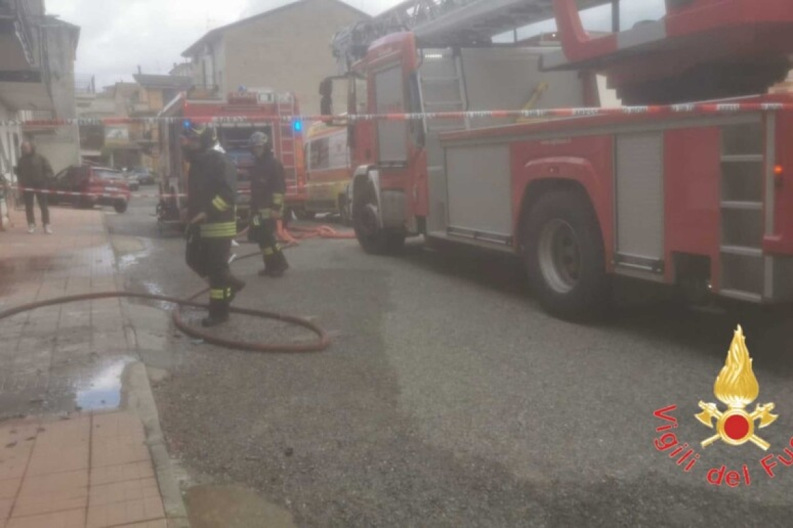 Incendio in un magazzino a Spezzano Albanese: occupanti tratti in salvo
