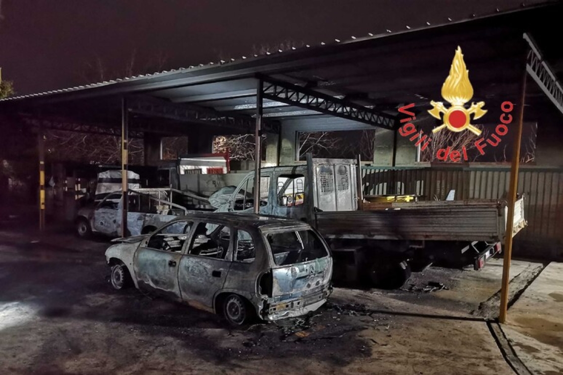 Incendio dei mezzi di una ditta in un cantiere edile a Isola Capo Rizzuto