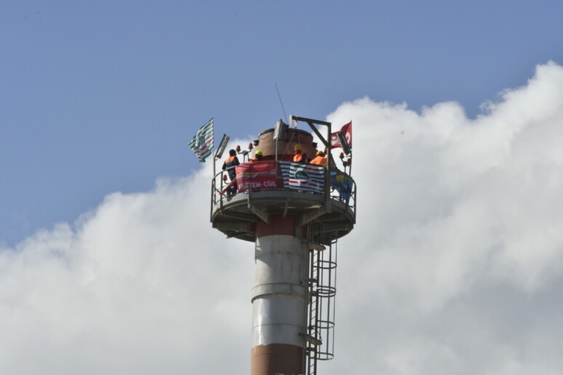 Alcuni lavoratori per protesta, salgono su una torre di 52 metri