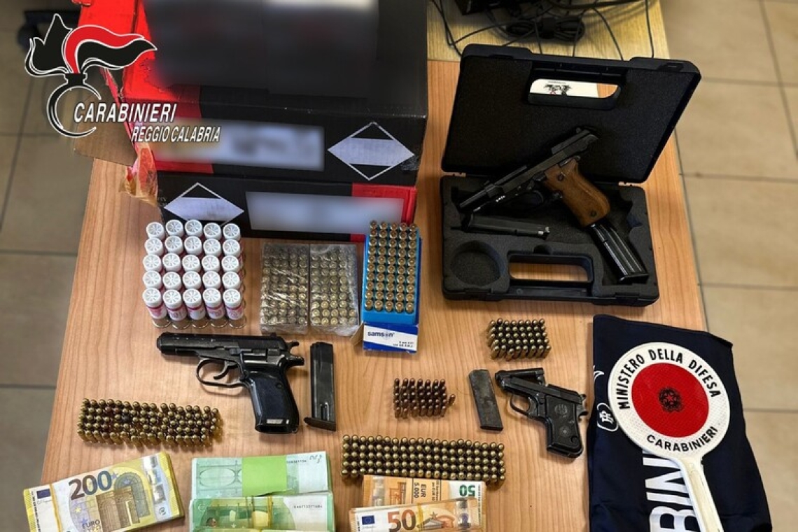 Arrestato per detenzione illegale di armi dopo aver pubblicato foto sui social