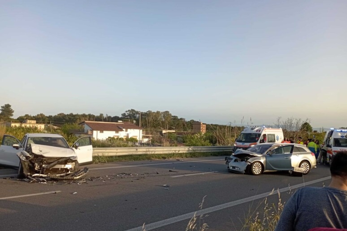 Scontro tra tre auto nel cosentino, otto feriti 