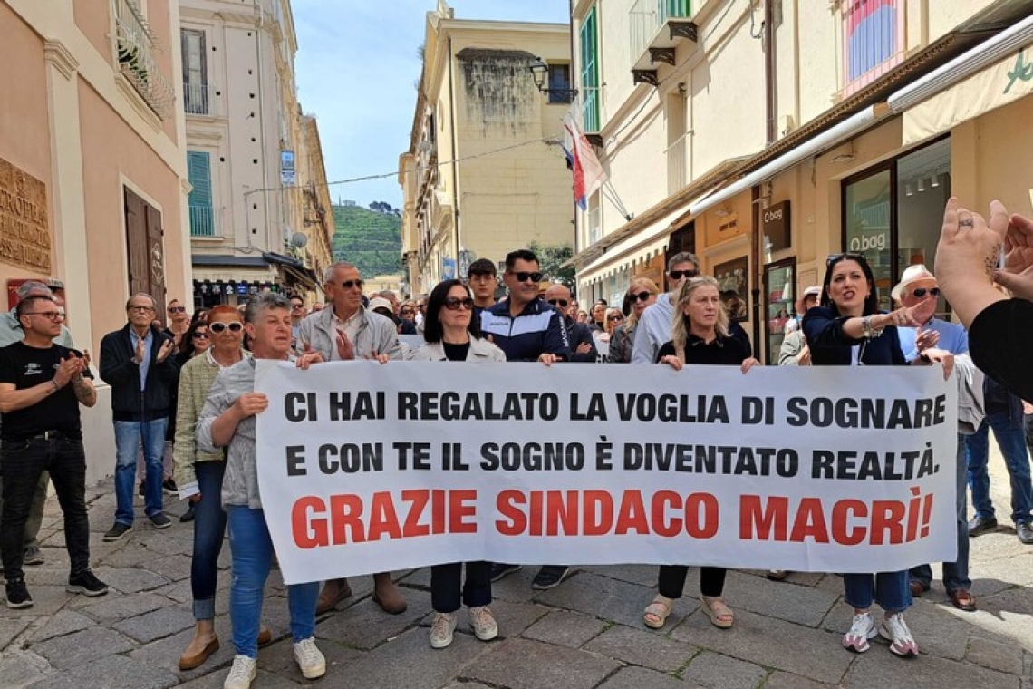 Corteo a Tropea: Solidarietà al Sindaco dopo lo scioglimento dell'Ente Comunale