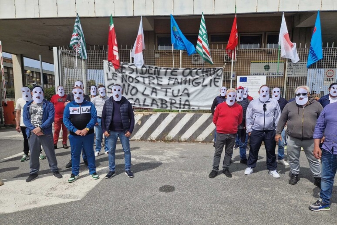 Protesta dei lavoratori al porto di Gioia Tauro: bloccato l'ingresso per ore