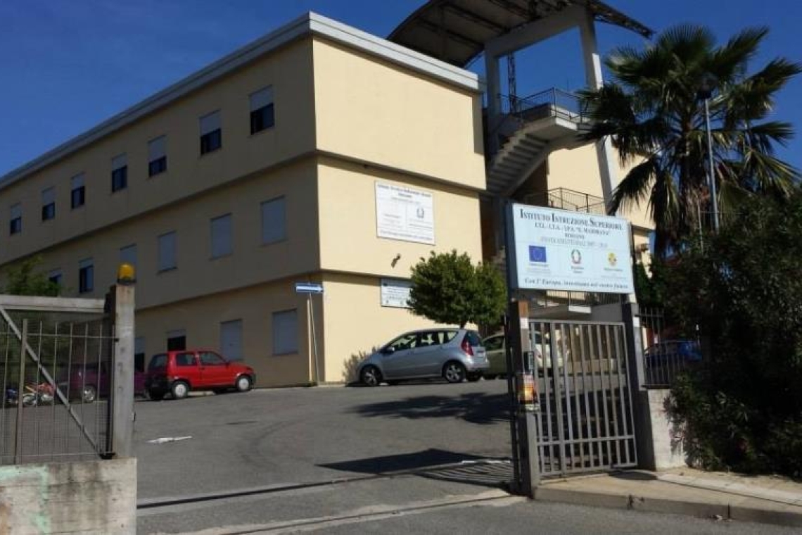 Non gradisce il voto troppo basso e schiaffeggia il professore